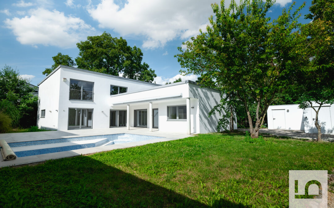 Traumhaft schöne, moderne Villa mit Pool, ca. 260 qm Wfl., 7 ZKB, 2 Gar., IN-beste Lage Westviertel