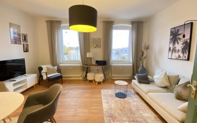 Äußerst hübsch möblierte 2 ZKB, Balkon, 1. OG in einem renovierten Altbau, hohen Decken, IN-Nord