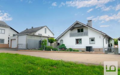 Einfamilienhaus mit viel Potential, 5 ZKB+Souterrain 2 ZKB, ausbauf. DG, Grund 950 qm, 2 Garagen