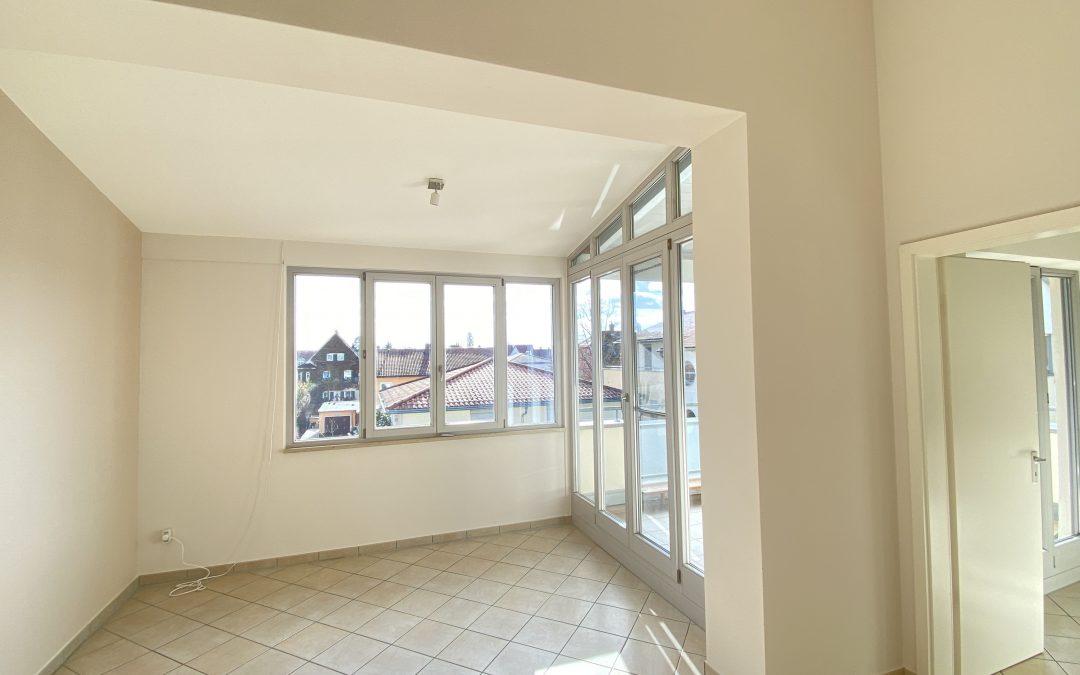 WOW-Effekt: 3 ZKB mit überdachter Dachterrasse, hohe Räume, Einbauschränke, EBK, TG, TOP-Lage IN-Süd