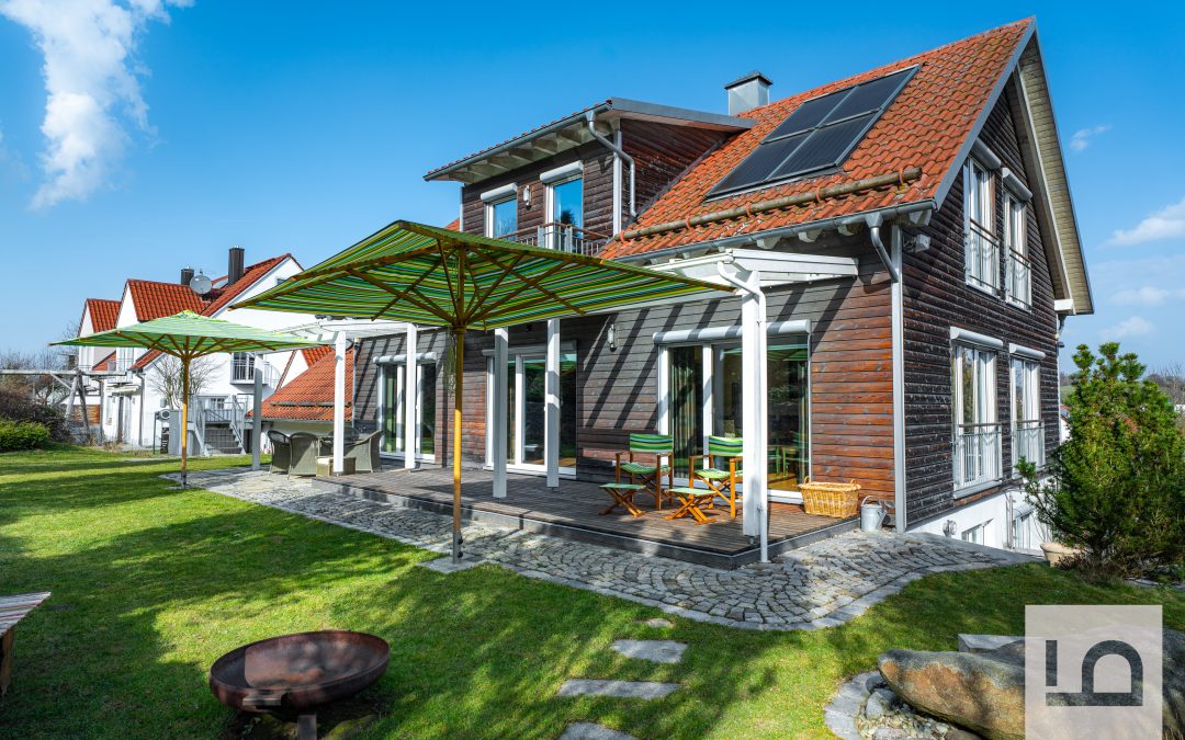 Luxuriöses Traumhaus von Baufritz, Sauna, Büro, Garagen & grandiosem Ausblick, Wolnzach