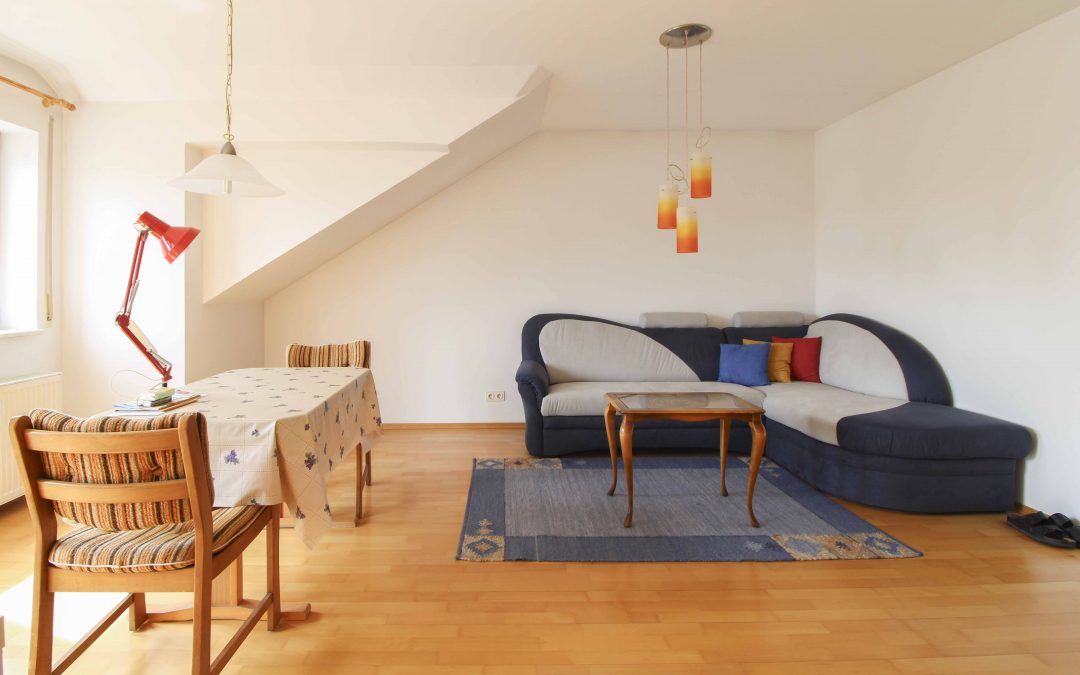 Hübsche 2-ZKB im Dach mit nagelneuer Einbauküche! großer Südbalkon, 58 m2, TG, IN-Nord, ruhige Lage