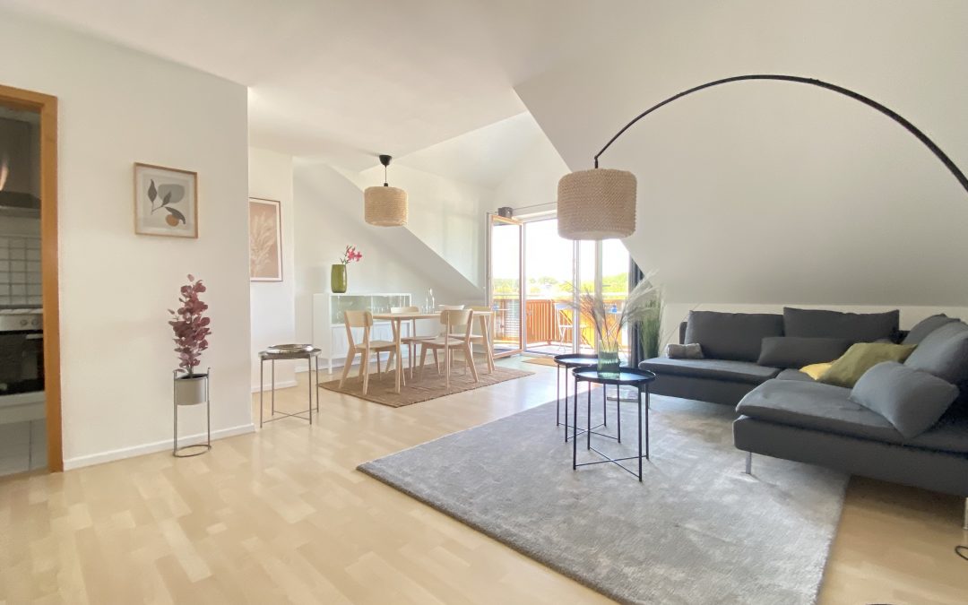 Gemütliche, schön MÖBLIERTE 3 ZKB-DG-Wohnung, 72 m2, Balkon, EBK, TG, Ingolstadt-Süd